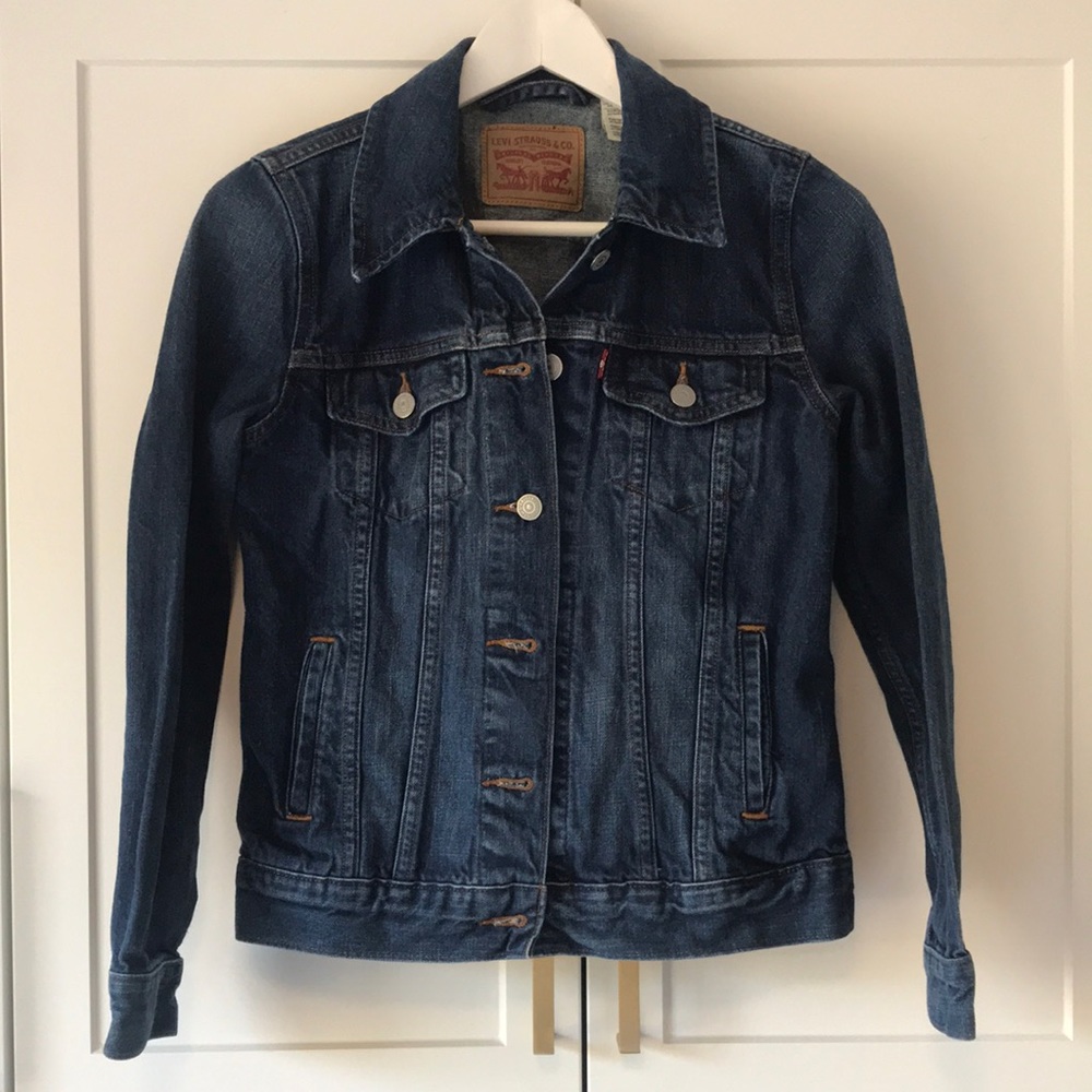 Classic! Levi’s jean denim jacket dark wash size XS